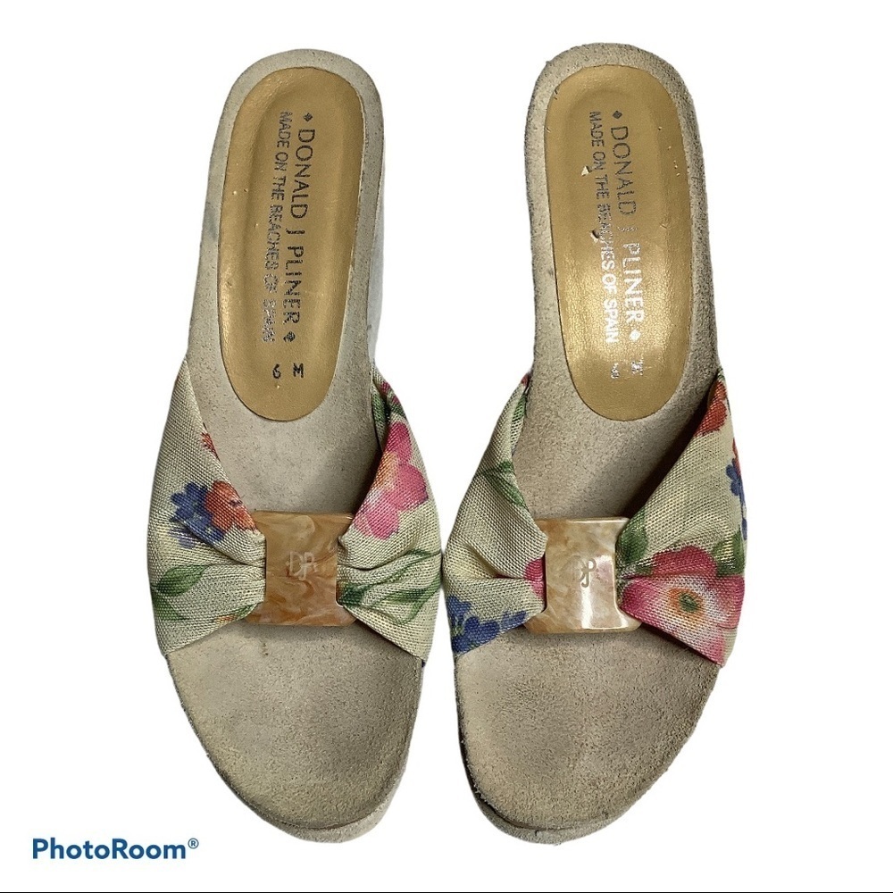 Donald J Pliner floral wedge size 6